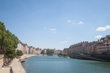 Obraz premium Panorama of Saone river and the Quais de Saone riverbank and riverside in the city center of Lyon, with a focus on the old building facades of the Presqu'Ile, also called Peninsula
