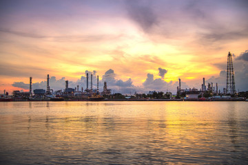 Obraz premium Oil and gas Refinery tower in petrochemical industrial plant with cloudy sky at the Chaophaya river in Bangkok Thailand