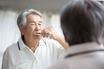 ハミガキをする日本人シニア男性