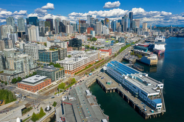 Obraz na płótnie Canvas Aerial footage of the Seattle Skyline