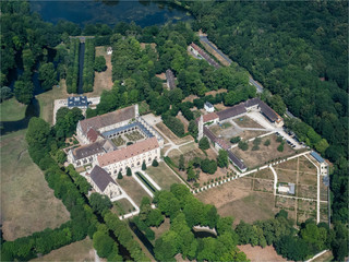 Fototapeta na wymiar vue aérienne de l'abbaye de Royaumont dans le Val d'Oise au nord de Paris