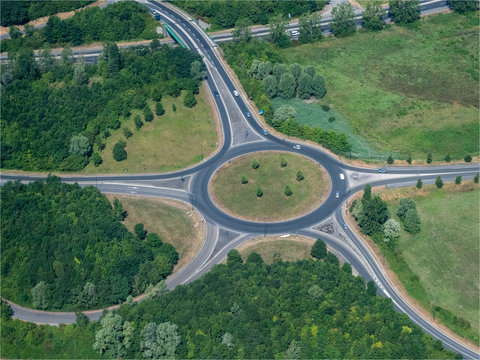 vue a&eacute;rienne d'un &eacute;changeur routier &agrave; Chambly dans le Val d'Oise au nord de Paris
