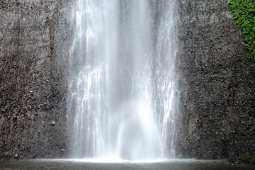 落下する滝の水