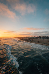 Obraz premium Sunset over the beach from the pier in Huntington Beach, Orange County, California