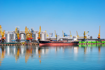 Fototapeta premium Ship in the trade port