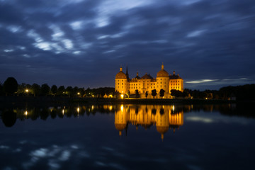 Schloss Moritzburg blaue Stunde bewölkt