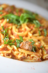 Spaguetti con salsa, estofado y albahaca 