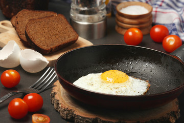 Fried egg with tomatoes and bread