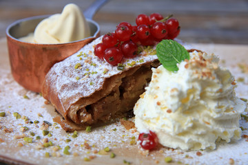 Apfelstrudel mit Vanilleeis und Sahne