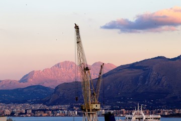 las montaña u las grúas en el puerto