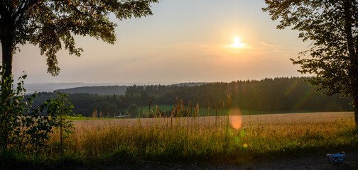 Sonnenaufgang in Feld und Landschaft