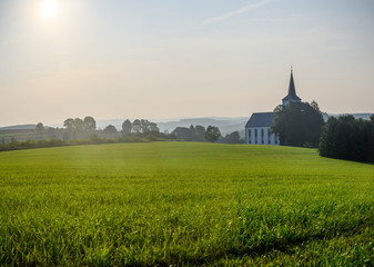 Fototapeta na wymiar Kirche in Natur und Landschaft