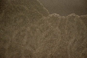 Onde sulla sabbia in spiaggia d'estate