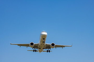 青空を滑空する旅客機