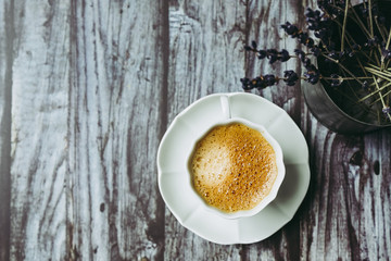 Tasse de café en porcelaine blanche sur une table en bois vintage