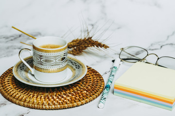 Tasse de café expresso bloc notes et stylo sur une table en marbre