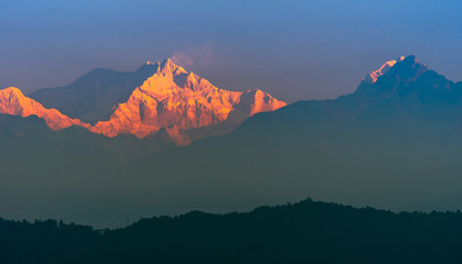 Ein Blick auf den schneebedeckten Kangchenjunga, auch Kanchenjunga geschrieben, ist der dritthöchste Berg der Welt. Es liegt zwischen Nepal und Sikkim, Indien,