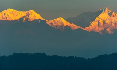 Photo sur Plexiglas Kangchenjunga Une vue sur le Kangchenjunga vêtu de neige, également orthographié Kanchenjunga, est la troisième plus haute montagne du monde. Il se situe entre le Népal et le Sikkim, en Inde,