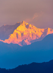 Uitzicht op de met sneeuw bedekte Kangchenjunga, ook wel gespeld als Kanchenjunga, is de op twee na hoogste berg ter wereld. Het ligt tussen Nepal en Sikkim, India,