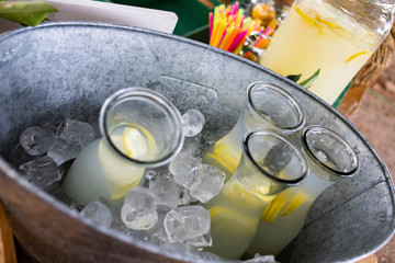 Zumo de limón en hielo