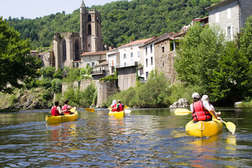 Tourisme nature en canoé kayak sur les bords de l'allier en haute-loire