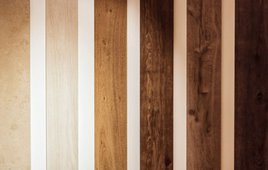 Lattes de bois planche de parquet dans différents coloris de vernis du plus clair au plus foncé - obrazy, fototapety, plakaty