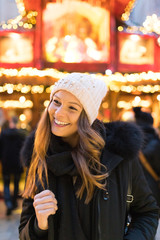 Junge Frau auf dem Weihnachtsmarkt