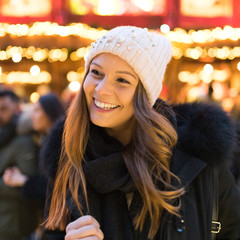 Junge Frau auf dem Weihnachtsmarkt