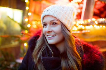 Junge Frau auf dem Weihnachtsmarkt
