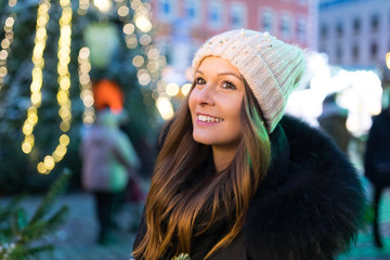 Junge Frau auf dem Weihnachtsmarkt