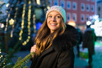 Junge Frau auf dem Weihnachtsmarkt