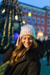 Junge Frau auf dem Weihnachtsmarkt