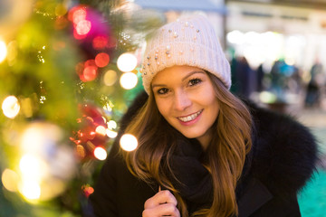 Junge Frau auf dem Weihnachtsmarkt