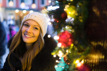 Junge Frau auf dem Weihnachtsmarkt