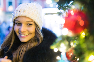 Junge Frau auf dem Weihnachtsmarkt