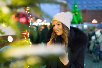 Junge Frau auf dem Weihnachtsmarkt