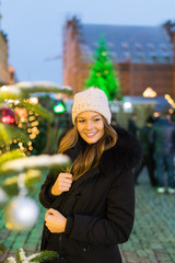 Junge Frau auf dem Weihnachtsmarkt