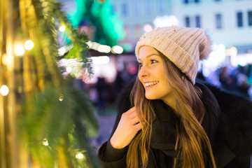 Junge Frau auf dem Weihnachtsmarkt