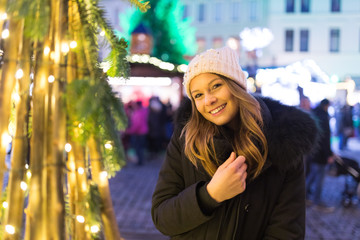 Junge Frau auf dem Weihnachtsmarkt