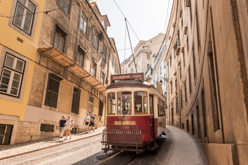 Fototapeta na wymiar Le mythique tram de Lisbonne