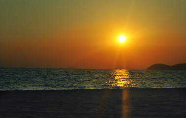 When the sun enters the bed from the sea 