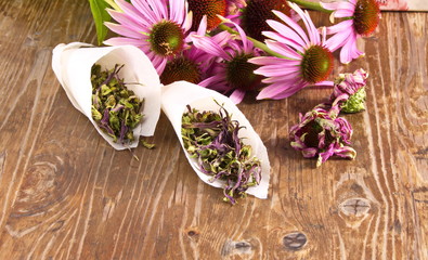Echinacea purpurea (Echinacea purpurea) dried and in a bouquet on a wooden table surface