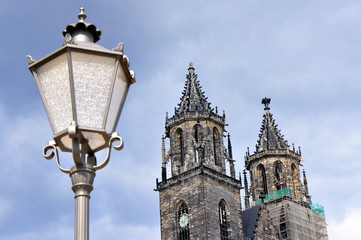 Fototapeta na wymiar Turmspitzen des Magdeburger Doms mit Laterne im Vordergrund