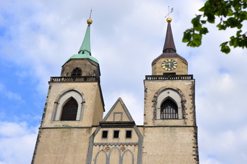Fototapeta na wymiar Türme und Giebel der St. Johannis Kirche vor blauem Himmel