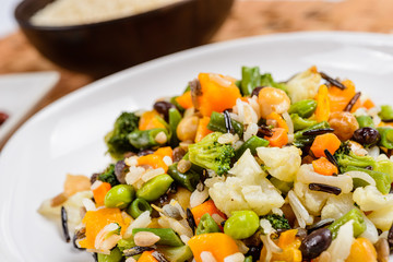 Riso e legumi, piatto freddo vegetariano