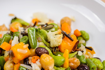 Piatto freddo vegetariano: riso e legumi