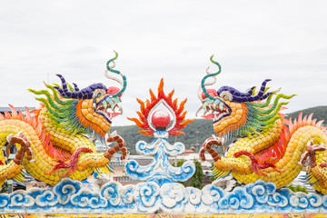 Fototapeta na wymiar chinese dragon on the roof