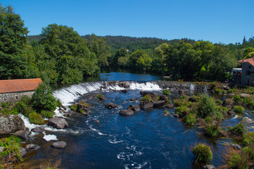 Fototapeta na wymiar Cascada en el río Tambre / Waterfall on the Tambre River. Ponte Maceira. A Coruña