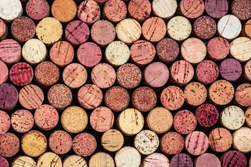 Fotobehang Wijnkurken Patroon. Diverse houten wijnkurken als achtergrond. Eten en drinken-concept. © nataliazakharova
