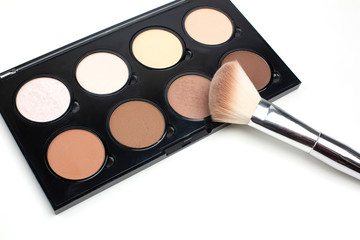 Contouring palette with a brush